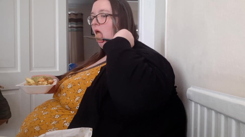 SSBBWLadyBrads: Grandota culona rellenando vientre de pescado y patatas