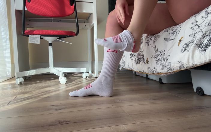 Emma Voyeur: Feet Worship Girl en chaussettes blanches de sport