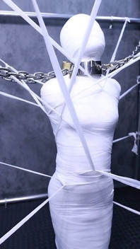 귀여운 여자친구가 온몸에 붕대로 감겨 있다