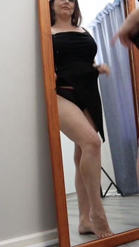 내 다리, 엉덩이와 끈 팬티를 보여주는 투명한 드레스를 입고