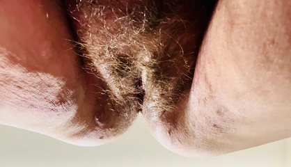 Zbliżenie - owłosiona cipka głęboko zerżnięta i nasączona