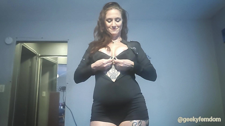 Geeky Femdom: Prinsă furând din nou filme porno