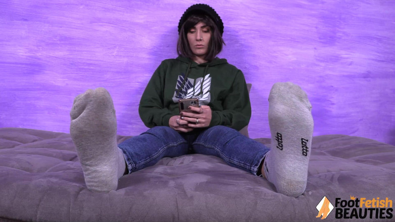 Foot Fetish HD: Aradia super panas menanggalkan stokingnya dan mempamerkan kakinya yang berdering...