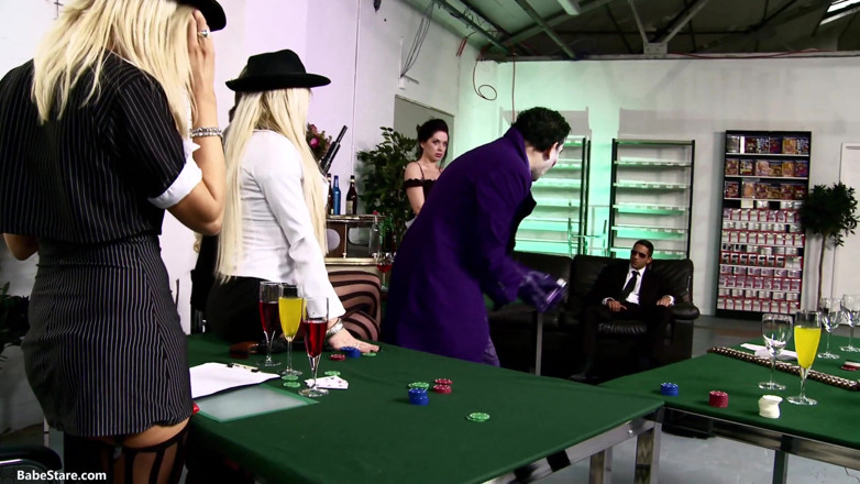 Babe Stare: Un gruppo si riunisce in costume e si eccita a...