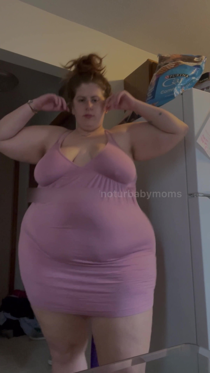 noturbabymoms: BBW ถอดเสื้อผ้าและสะบัดตูดในเดรสสีชมพู