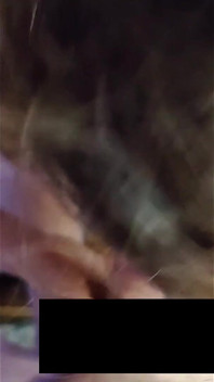 真正的自制妻子吹巨大的鸡巴，然后呻吟，同时被巨大的鸡巴操逼乞求她的乳房被大量射精覆盖