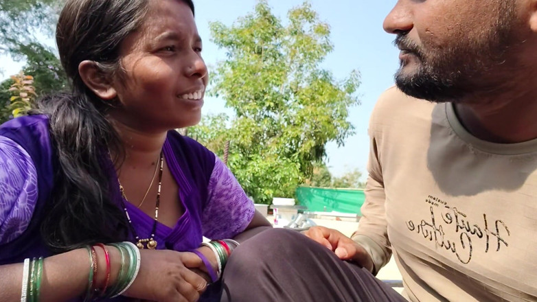 Premi pooja: Indische tante - Bhabhi heeft haar oude man verlaten, dus leseerde...