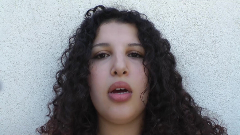 Paris Jango: Prsatá dívka s velkými prsy masturbuje na zahradě