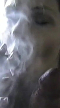 Fumer des cigarettes et sucer une bite 01