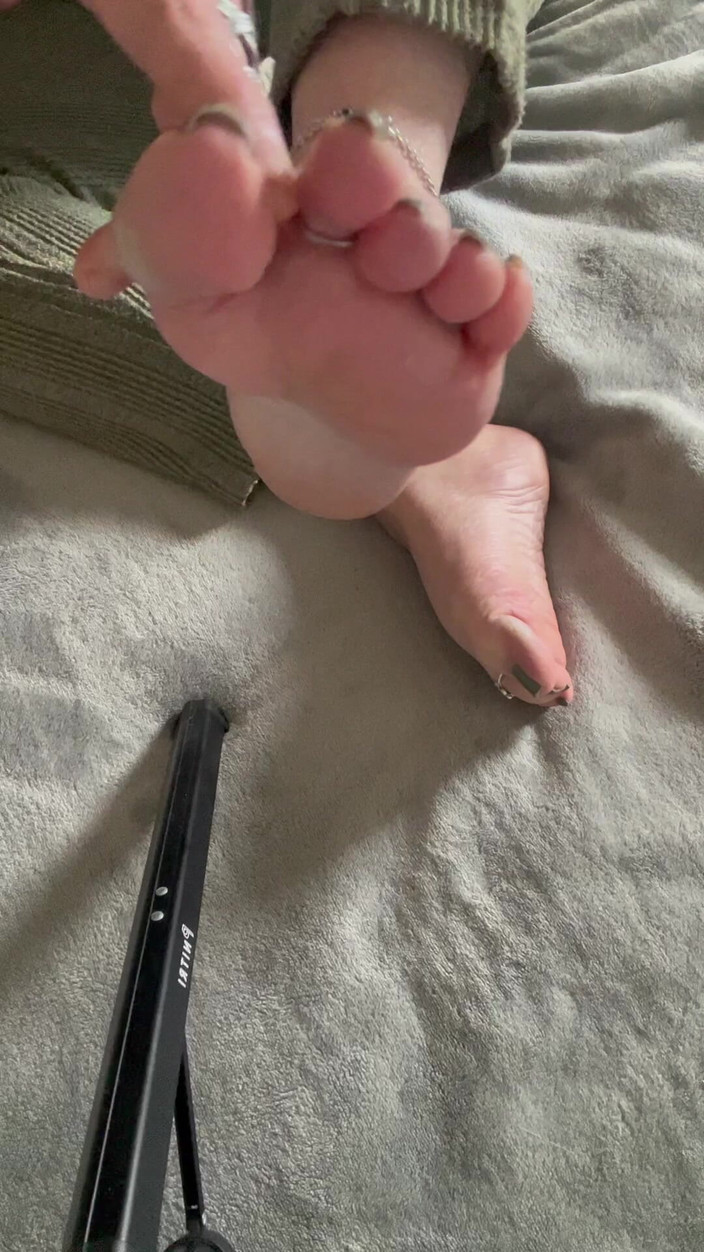 Maitresse Clara: 在我美丽的双脚前，8分钟纯粹的幸福