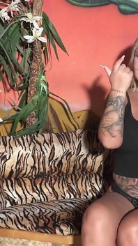 Niemiecka gwiazda porno Loszka Kira Knight Gettin zerżnięta przez zamaskowanego faceta w klubie