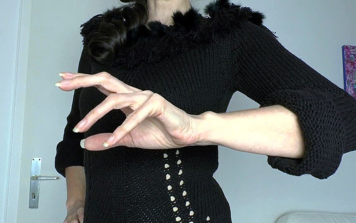 Lady Victoria Valente: Lange natuurlijke nagels vandaag