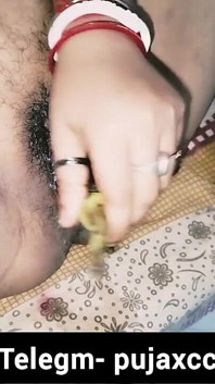 Une bhabhi indienne se doigte avec une brinjal