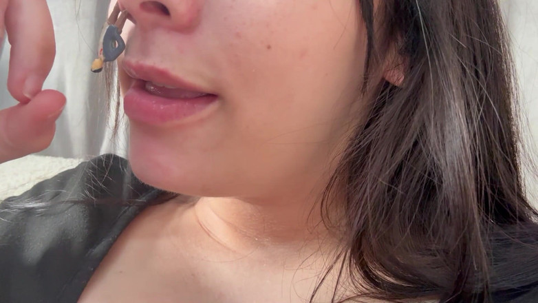 AmayaMori: Mädchen der riesin steckt ihren kleinen ehemann auf sie