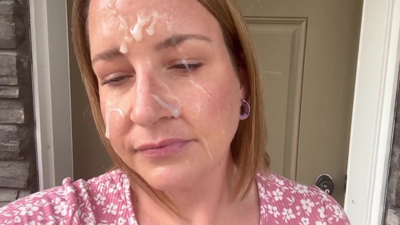 Avril Showers: Casalinga in abito solare sborra a piedi dopo il pompino...