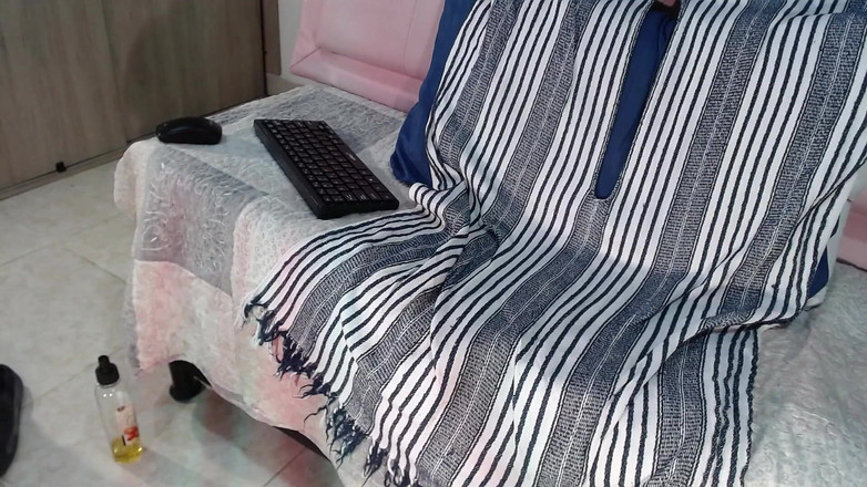 Tommhot: Homem Com Seu Pau Muito Duro Tentando Urinar