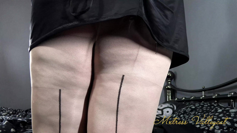 Mxtress Valleycat: You're only good for worshiping my seams