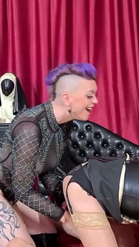 Reuzine Domme vapt terwijl ze haar mietje neukt