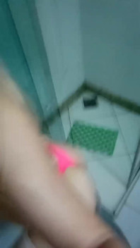Eumelissa lagi ganti baju di kamar mandi supaya aku bisa ngasih aku baju