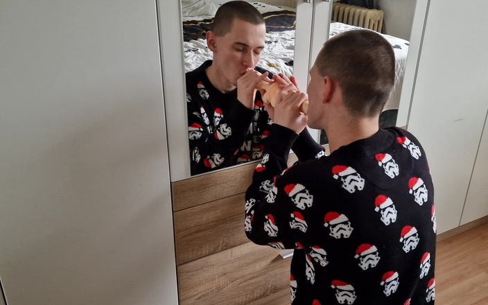 FM Records: Stygg ung kåt pappa suger stor dildo framför spegeln klädd...