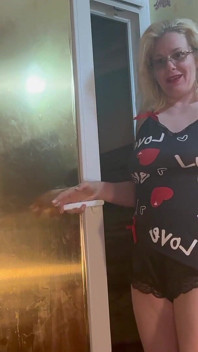 Stiefmoeder betrapt haar stiefzour op aftrekken met haar video's, kreeg hem maagdelijkheid (18+)
