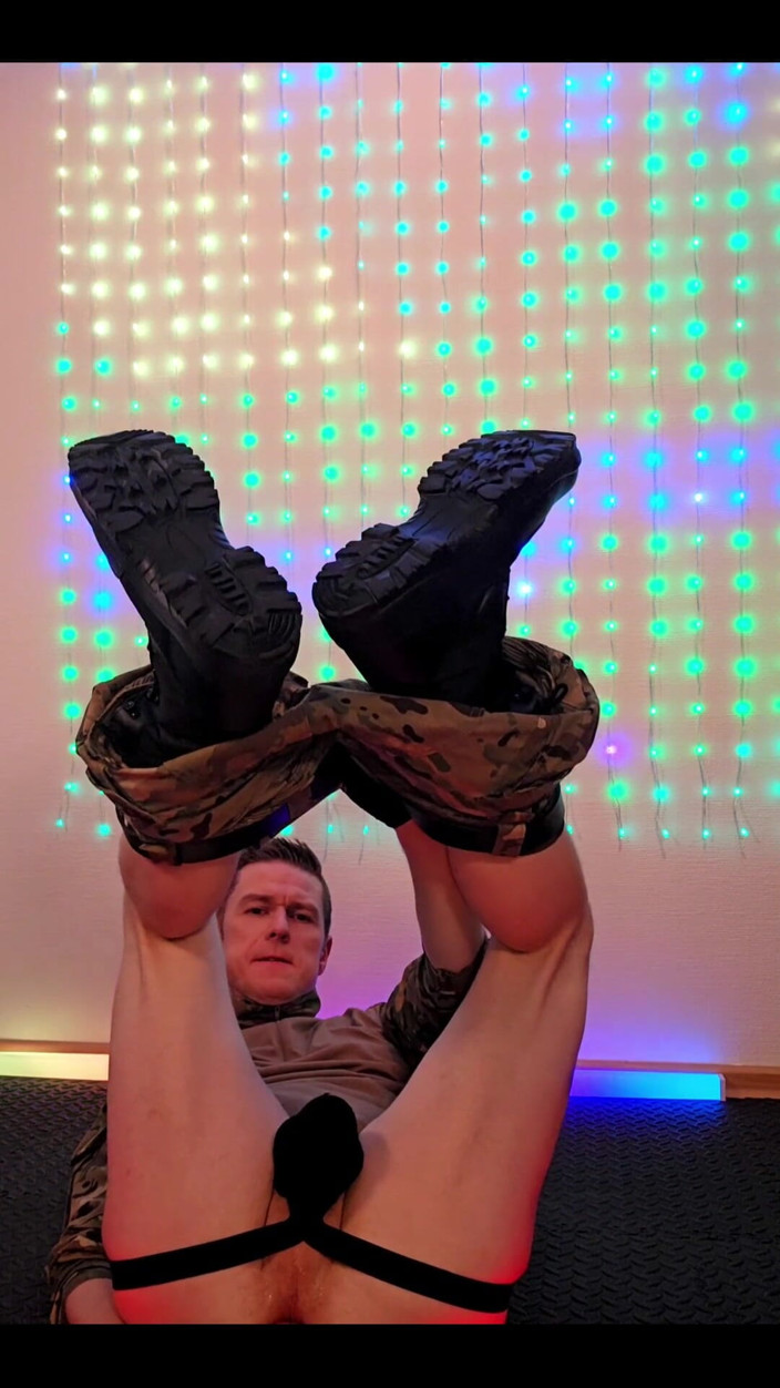 Roman Heart: Hlášení vojáka do služby. Dnešní úkol: Trénink zadku pro jeho kamarády.