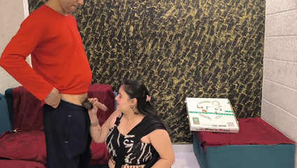 Desi chudai hub: पिज्जा डिलीवरी वाला आदमी मुफ्त पिज्जा के लिए भारतीय महिला को चोदता है