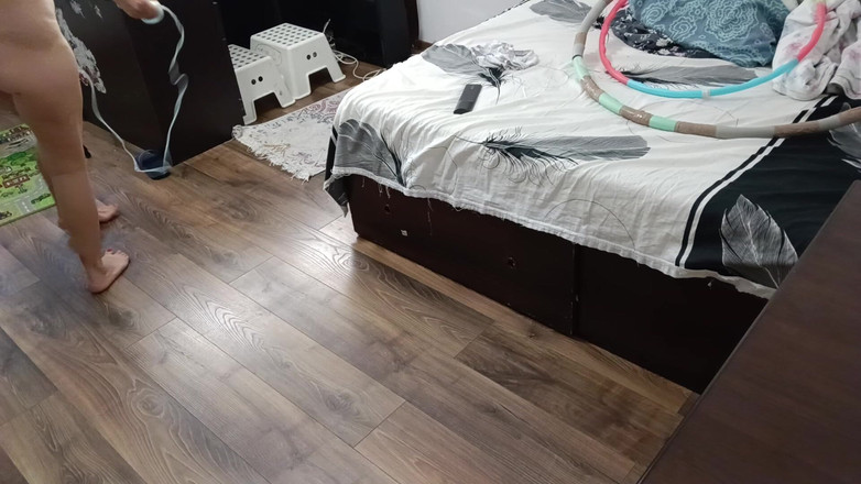 Mirsur: Sexy Ehefrau Trainiert Zu Hause Nackt.