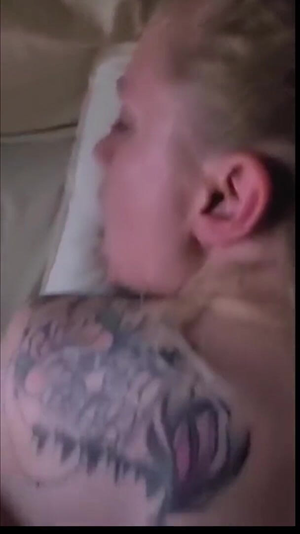SargeantFOXyLady: una bionda sexy viene scopata duramente