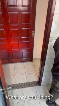 A wrijft tegen zijn stiefzus in de badkamer