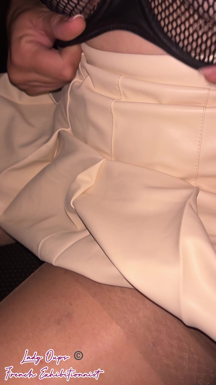 Lady Oups: Fjärrstyrd sexleksak under undergiven krage och vackra strumpor i sexigt...