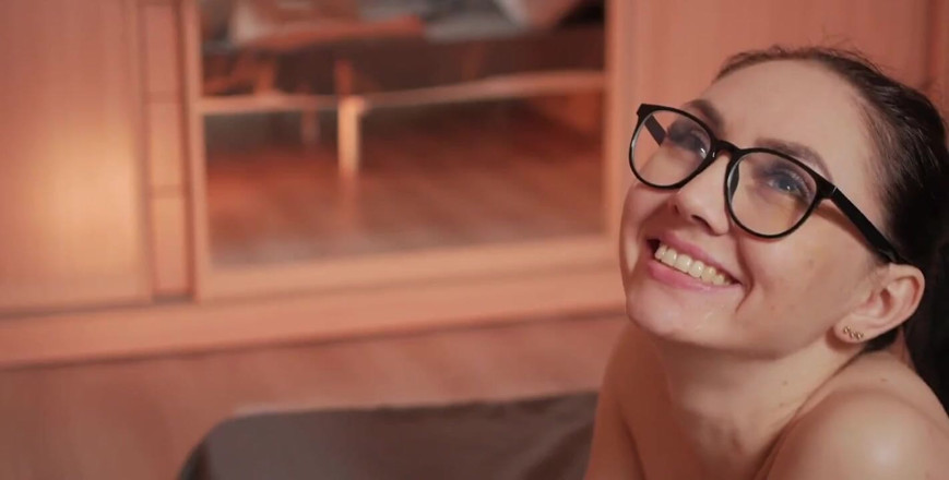 Muddy pussy: Soția dizolvată ia muie de bărbatul ei și are parte de...