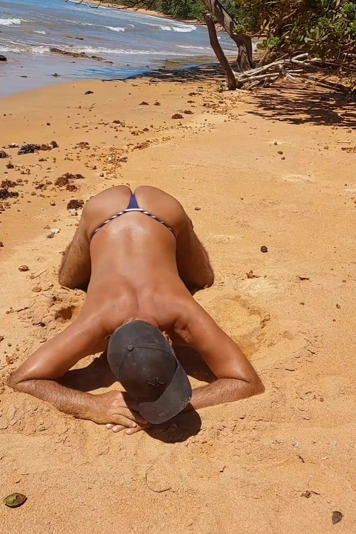 Ladysilvas: Ladysilva på den garvade stranden visar upp sin heta röv...