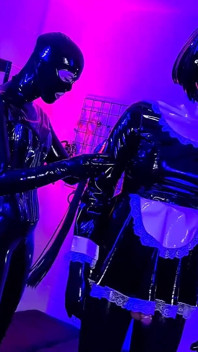 Getransformeerd in een latex kigurumi-meid