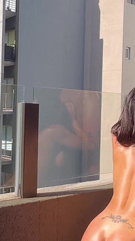 발코니에서 마누라를 따먹고 보지에 들어왔어.
