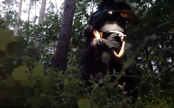 Lesbian-illusion: Fotto la mia sorellastra in bocca nel bosco così il...