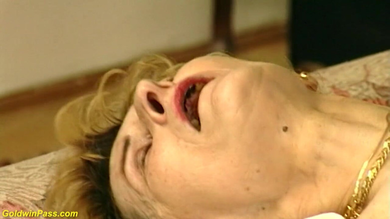 Goldwin pass: Seksi kıllı 82 yaşındaki üvey anne sert domaltarak sikişiyor