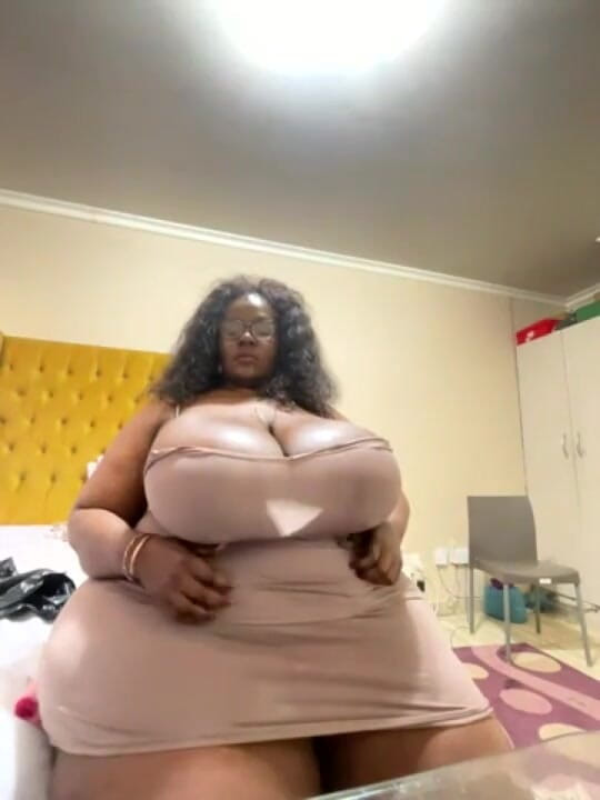 Legendary Booty Overdose: Une MILF à forte poitrine taquine et se fait baiser