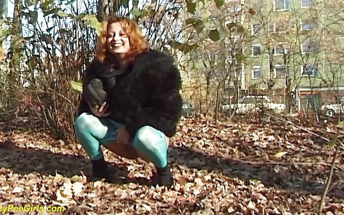 Crazy pee girls: Buiten plassen in het bos