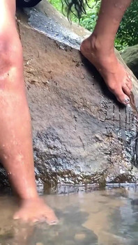 Ho filmato la mia ragazza mentre faceva il bagno nuda e si masturba alla cascata.