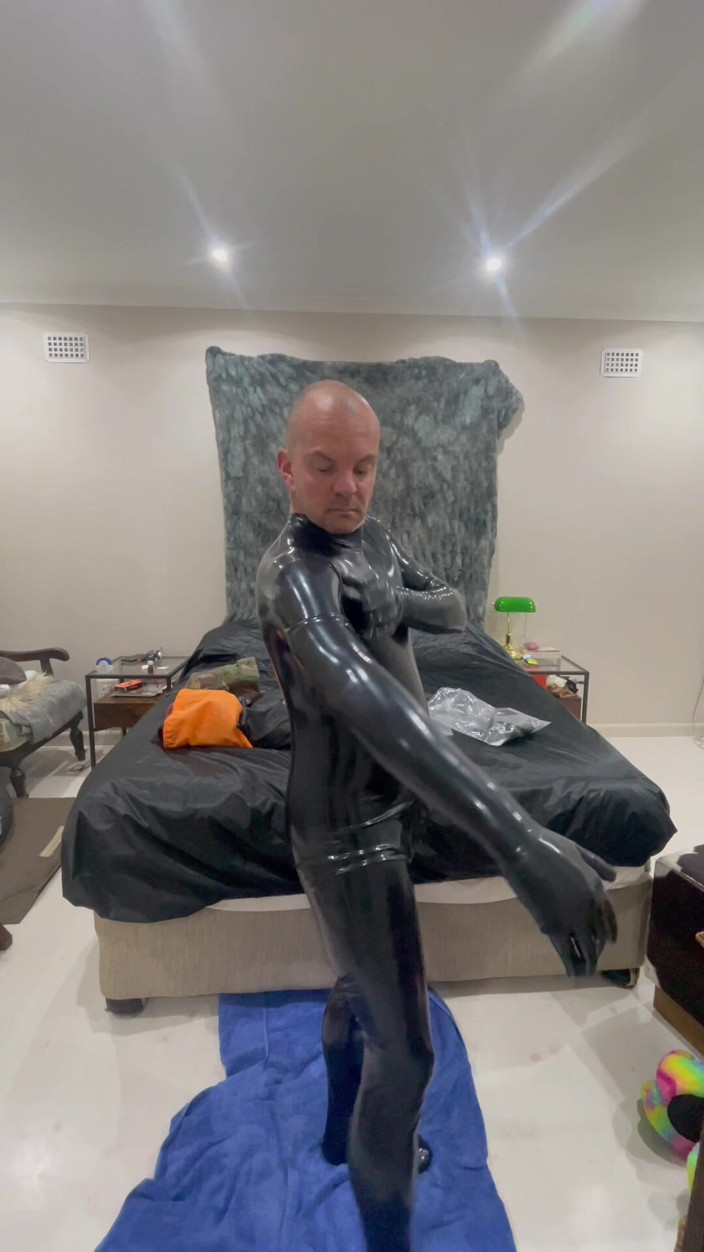 Athos: Transformación de látex conmplete en traje de goma
