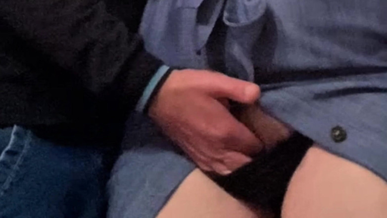 Niki studio: Cizinec prstí nadrženou milfku před prací v metru