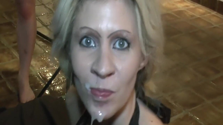 Bukkake Partys: Parti bukkake amatur - si jalang blonde dikongkek keras dan dikeringkan...