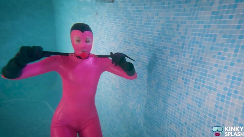 UKCuteGirl Lucy Lauren: Podvodní ovládání s kapucí latexové otrokyně
