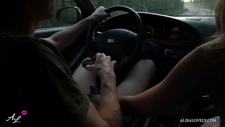 Alisa Lovely: Prachtige kontbabe betrapt op taxi tijdens het neuken en porno...