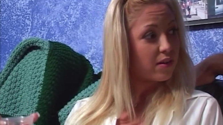Bangora sluts: Coed Kelly ในกระโปรงลายสก็อตโดนขย่มบนบาร์
