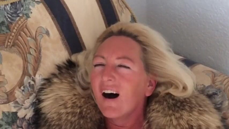 The Orgasm Queen: Onani i min päls och nylonstrumpor