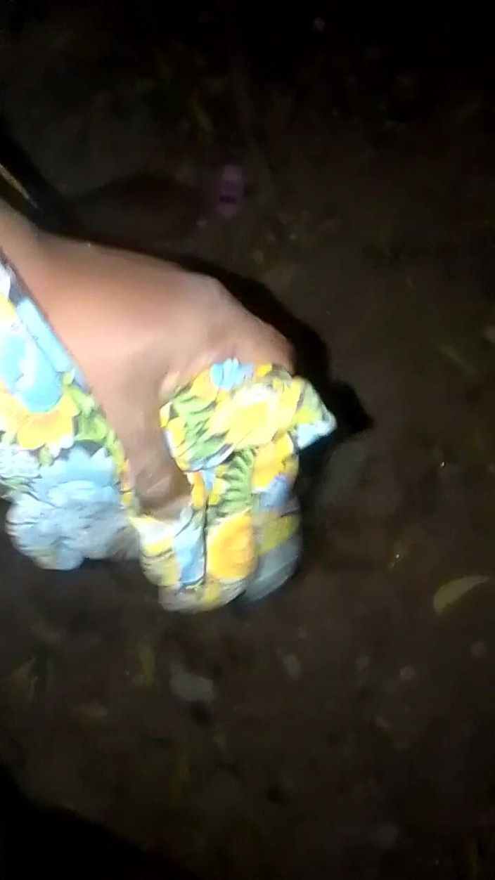 Janua294: Сусідська сестра отримує задоволення під час писання вночі, нове відео