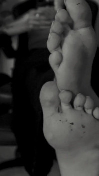 Salut le loser regarder mes pieds sales ta déesse italienne