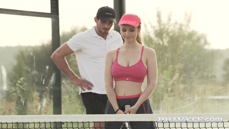 Private.com: Stella gooit haar racket weg om een grote harde pik...